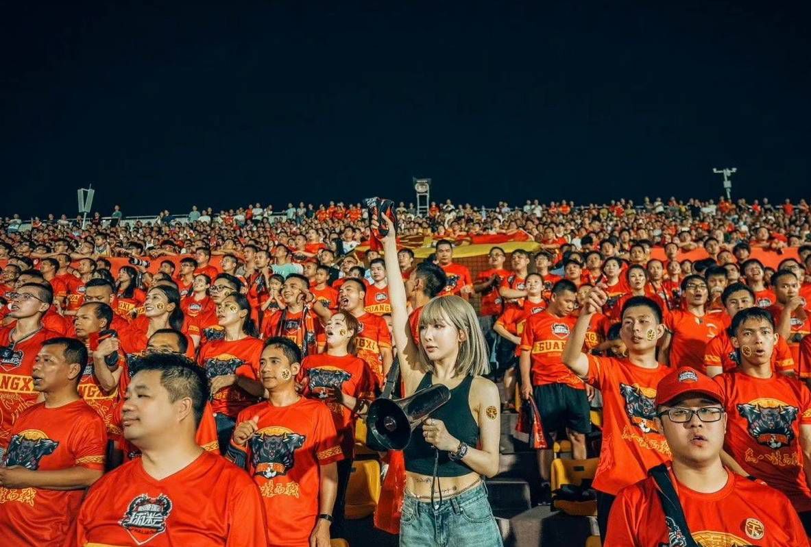 上半场加纳乔两失单刀，曼联暂时0-0战平西汉姆；下半场鲍文破门，梅努停球失误，库杜斯抢断后再下一城，最终曼联0-2西汉姆，近3轮联赛1平2负0进球，排名降至第8位。